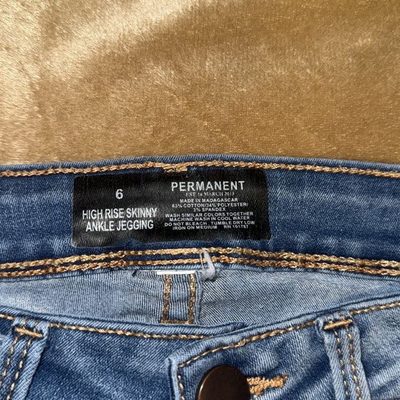 Women’s Permanent Jeans - Picture 3 of 3